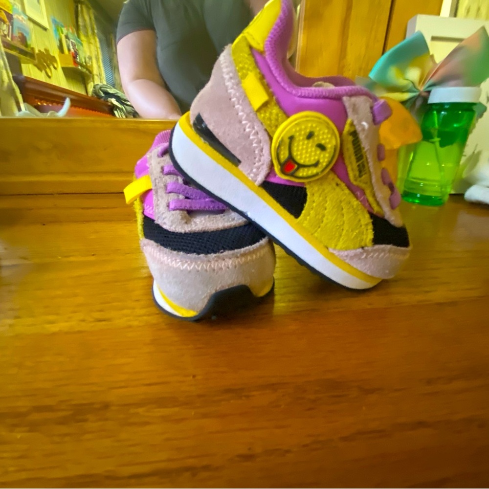Size 4 toddler puma smiley edition